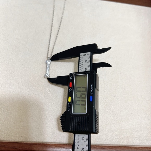 ✨ cute sparkly all clear stones bone 🦴 necklace - Picture 10 of 10